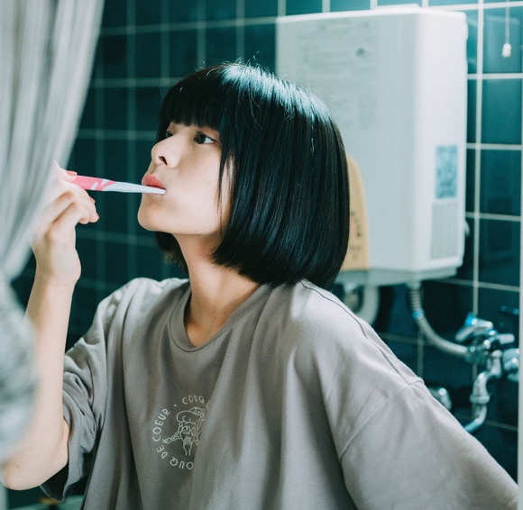 Bàn chải đánh răng là vật dễ nhiễm khuẩn nhất do nhiều yếu tố, cho nên phải thường xuyên vệ sinh sạch sẽ.