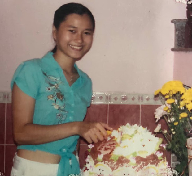 Lâm Vỹ Dạ đen nhẻm, gầy gò ở thời điểm tuổi đôi mươi nhưng đầy thu hút với nụ cười tươi rói.