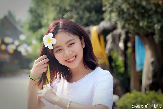 Cứ để tóc ngắn thế này, Đàm Tùng Vận lại càng trẻ trung, tựa như các cô nàng tuổi teen nghịch ngợm.