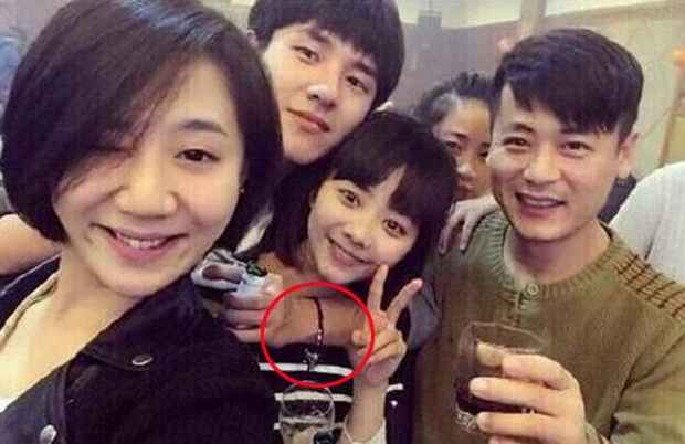 Trong bức ảnh chụp chung, cả hai bị bắt gặp đeo vòng đôi giống hệt nhau.