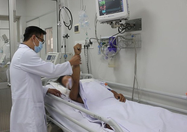 Bác sĩ điều trị cho bệnh nhân T. Ảnh: Sài Gòn Giải Phóng