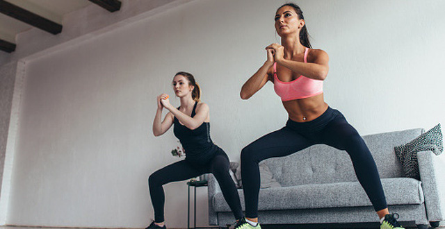 Nếu bạn đã ở độ tuổi trung niên và vẫn có thể thực hiện các động tác squat đúng nghĩa là cột sống thắt lưng và các khớp của bạn đang khỏe mạnh.