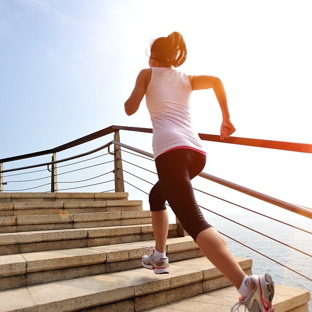 Ở tuổi trung niên, bạn không nên thực hiện leo cầu thang quá nhiều.