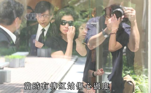 Sau khi chồng ra đi, bà sống độc thân.