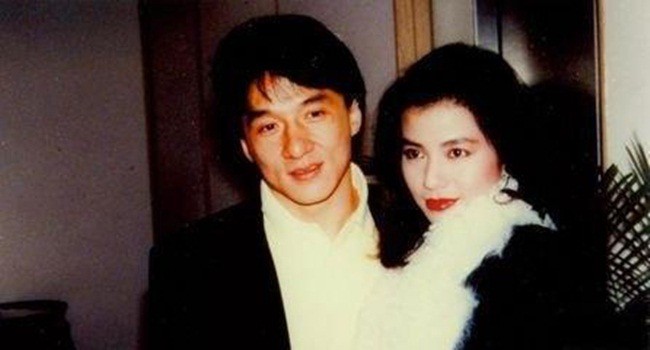 Chung Sở Hồng bên Thành Long.