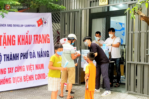 Dù đang phải chịu ảnh hưởng không nhỏ vì dịch Covid-19, nhưng nhiều người nước ngoài vẫn tìm cách góp sức cho công tác phòng chống dịch như một lời tri ân gửi đến Đà Nẵng.