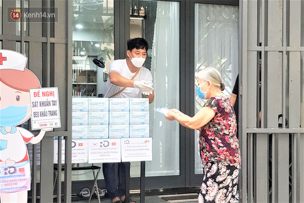 Điểm phát khẩu trang, Vitamin C miễn phí của anh Kim Won Hoon trên đường Trần Thanh Mại.