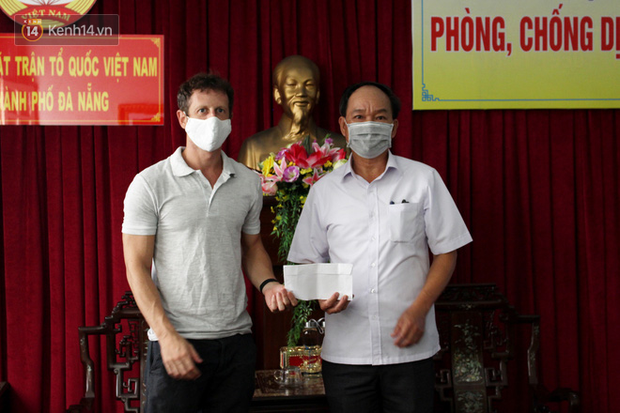 Anh Michael Harris (33 tuổi, quốc tịch Anh) đã đến trụ sở Ủy ban Mặt trận Tổ quốc Việt Nam TP. Đà Nẵng để ủng hộ 1,7 triệu đồng tiền túi của mình.