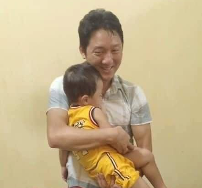 Cơ quan công an đã bàn giao cháu Gia Bảo cho người thân trong niềm vui sướng, xúc động tột cùng của gia đình.