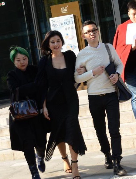 Chung Sở Hồng nhiều lần bị bắt gặp tay trong tay với những người đàn ông kém tuổi.