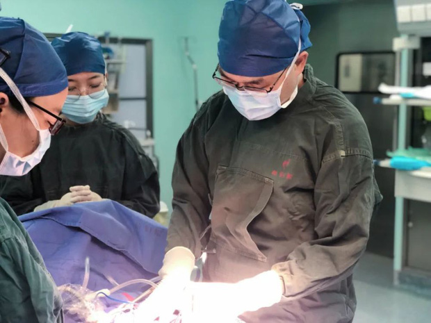 Bác sĩ Lan Yibing tiến hành phẫu thuật loại bỏ khối u.