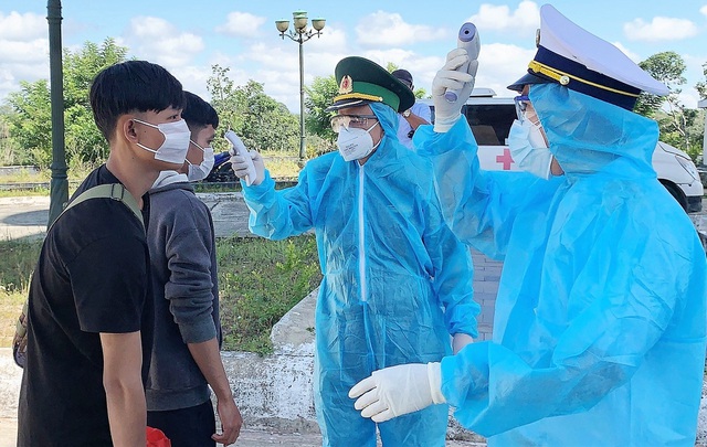 Kiểm tra thân nhiệt người dân. Ảnh minh họa.