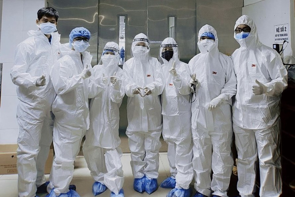 Các bác sĩ trong trang phục bảo hộ tại Đà Nẵng. Ảnh: Hà Nam.