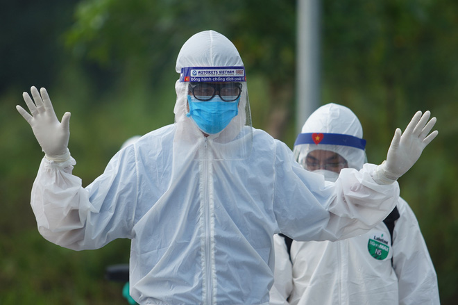 Đoàn 219 công dân từ Guinea Xích Đạo về nước được cách ly tại Bệnh viện Bệnh Nhiệt đới Trung ương. Ảnh: Minh Nhân.