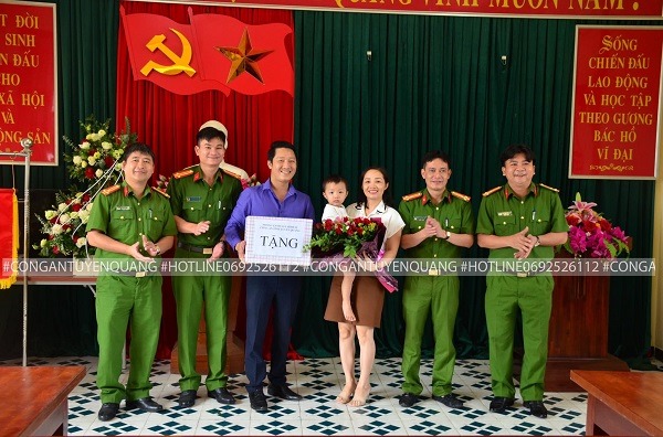 Gia đình bé Gia Bảo gặp lại lực lượng công an Tuyên Quang