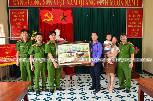 Công an Tuyên Quang đón nhận món quà từ gia đình cháu bé