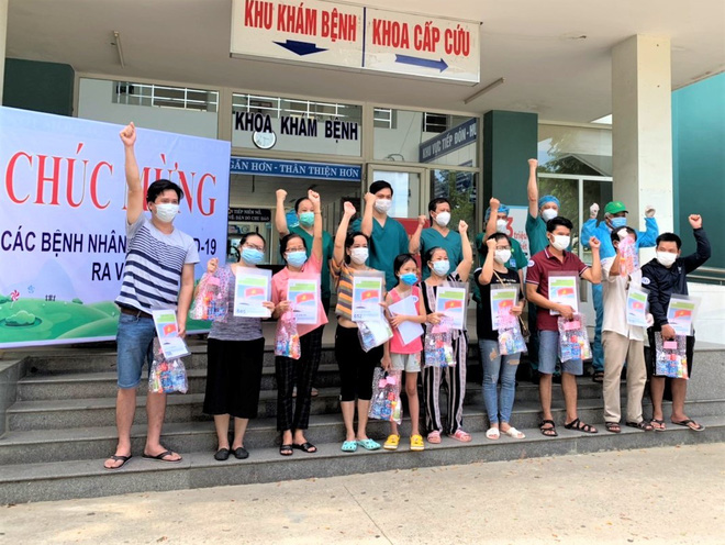 Trong thời gian qua, rất nhiều bệnh nhân Covid-19 được công bố khỏi bệnh, điển hình có ngày tới hơn 30 người. Ảnh: Hà Nam.