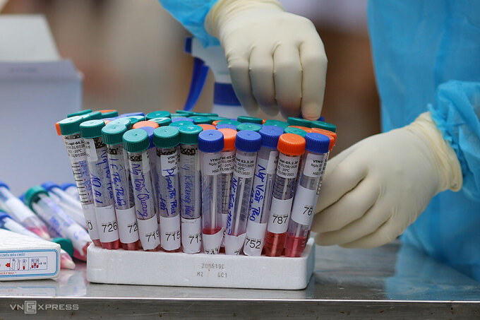 Nhân viên y tế lẫy mẫu xét nghiệm nCoV tại khu dân cư ở Đà Nẵng, đầu tháng 8. Ảnh: Nguyễn Đông.