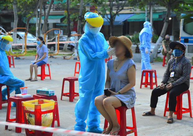 Nhân viên Y tế lấy mẫu xét nghiệm cho người dân tại chợ Hà Thân.