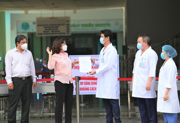 Bà Ngô Thị Kim Yến - Giám đốc Sở Y tế Đà Nẵng trao quyết định gỡ lệnh phong tỏa cho BV Đà Nẵng.