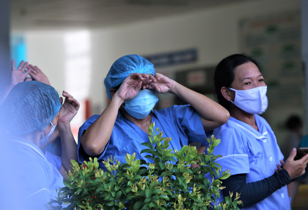 Nhiều nhân viên y tế của BV Đà Nẵng bật khóc.