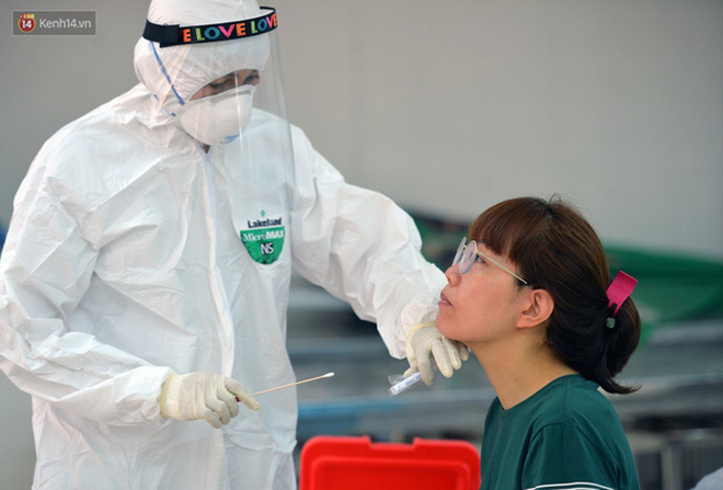 Hà Nội lấy mẫu xét nghiệm PCR cho người về từ Đà Nẵng. Ảnh: Hoàng Anh.