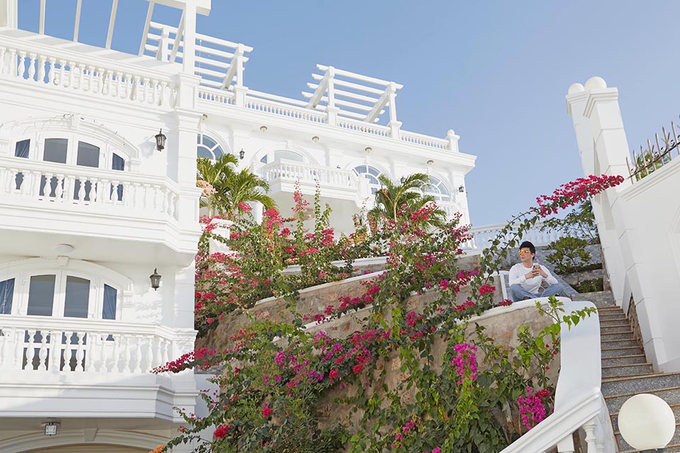 Trước đây, Nathan Lee từng khoe biệt thự trên núi có tầm nhìn biển ở Vũng Tàu, có giá 600 tỷ đồng. Theo đó, căn nhà nằm ở địa điểm đắt đỏ, “lưng tựa núi, mắt nhìn biển”, rộng hơn 6.000 m2, với 2 toà nhà lớn, một hồ bơi nhìn ra biển cùng 2 khu vườn rộng nhiều loại cây quý hiếm.