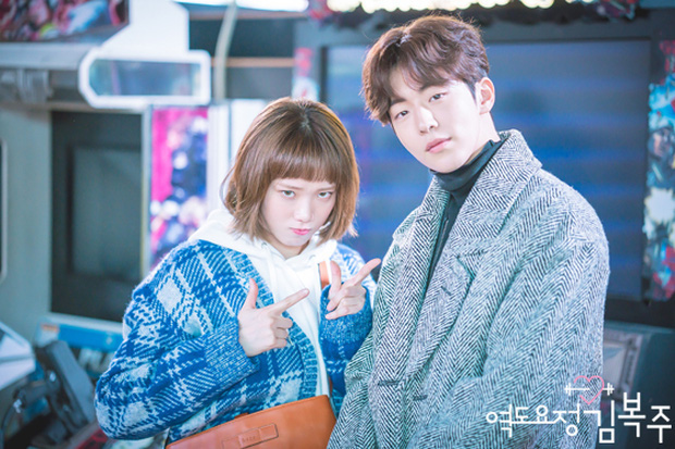 Trái lại, Lee Sung Kyung và Nam Joo Hyuk chỉ cư xử như bạn bè đồng nghiệp bình thường trong các hình ảnh hậu trường được tung ra