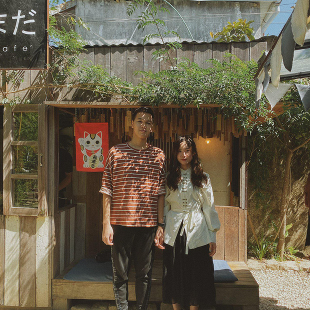 Chim Sẻ Đi Nắng khoe ảnh nắm tay bạn gái trên Facebook cá nhân.