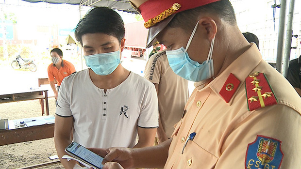 Lực lượng chức năng Thừa Thiên - Huế thời gian qua kiểm soát gắt tất cả người và phương tiện trên tuyến Quốc lộ 1 để cấp các phù hiệu lưu thông nhằm phòng chống dịch Covid-19. Ảnh: Minh họa