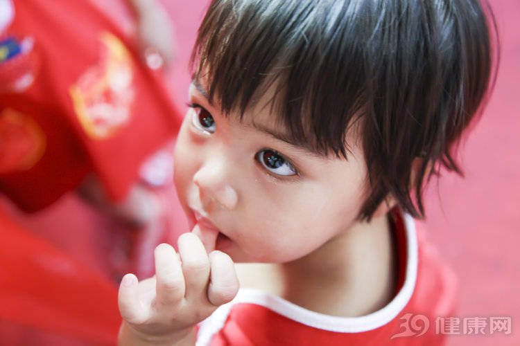 Trong quá trình trẻ sử dụng, chất formaldehyde trên quần áo này có thể đi vào cơ thể qua mồ hôi, hoặc có thể xâm nhập qua nước bọt khi trẻ cắn.