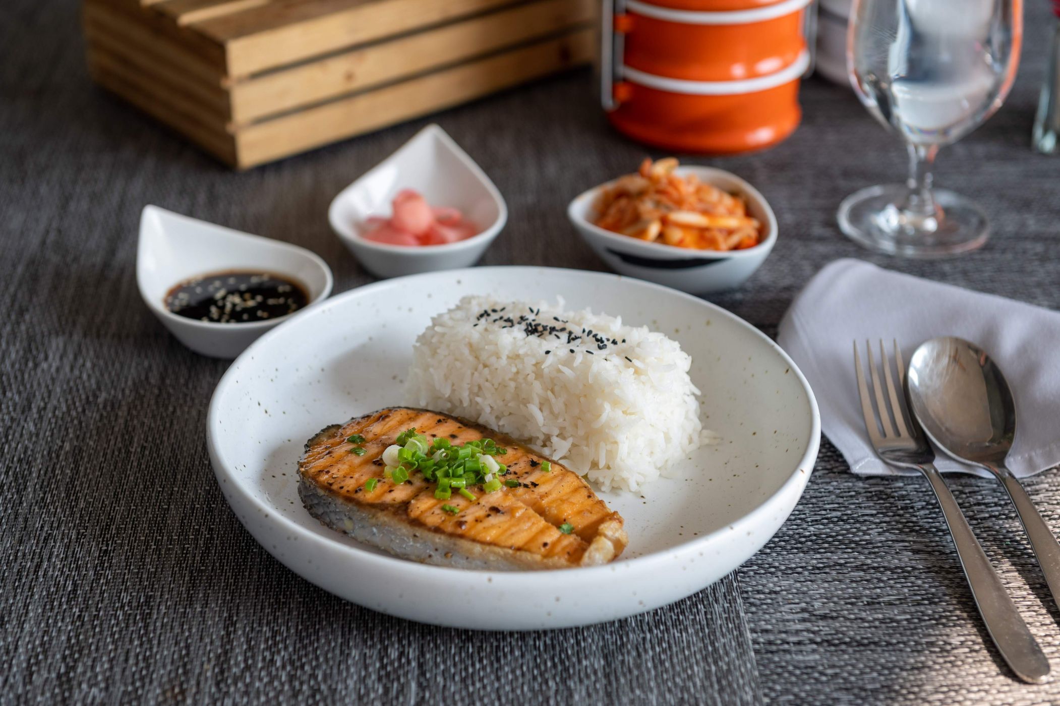 . Không dùng đồ giả sứ để đựng thực phẩm nóng.