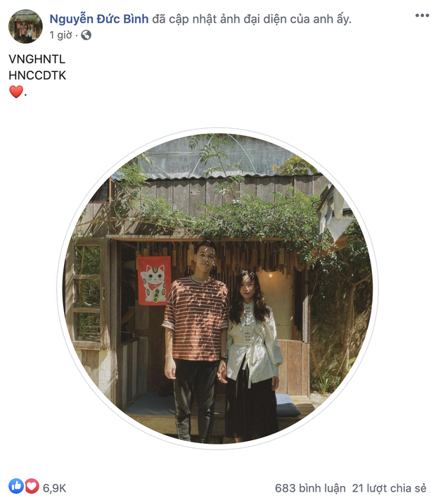 Chim Sẻ Đi Nắng khoe ảnh nắm tay bạn gái trên Facebook cá nhân.