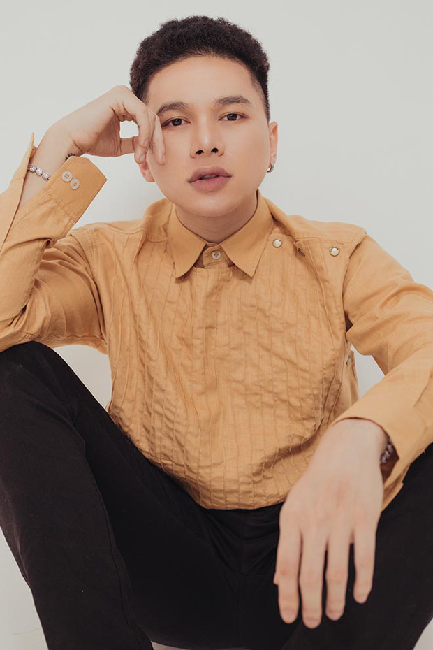 Diện mạo nam ca sĩ đã được cải thiện phần nào