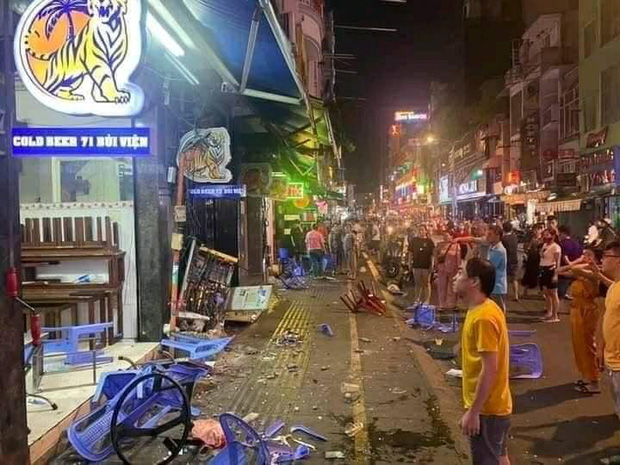 Nhiều bàn ghế của các quán ven đường bị tông trúng, vỡ nát, mảnh vỡ văng khắp mặt đường