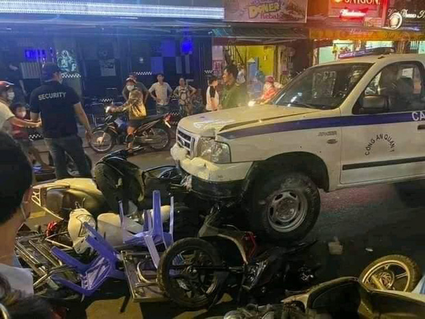 Chiếc xe bán tải cuốn theo nhiều phương tiện sau cú tông