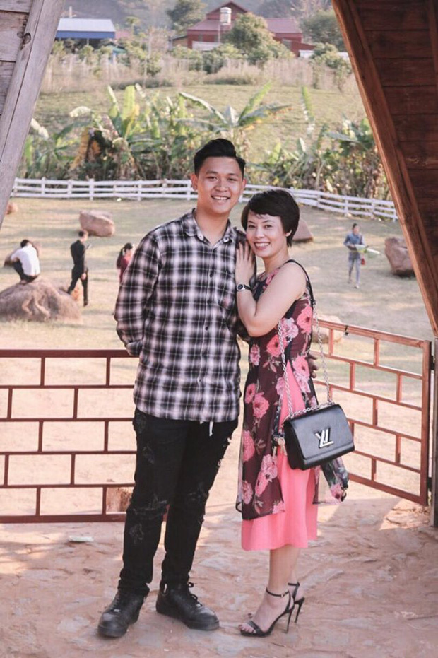 Minh Đức chụp cùng với mẹ