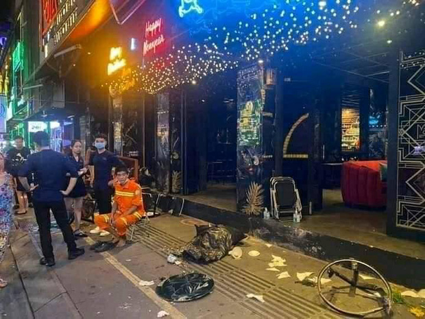 Nhiều người có mặt tại phố đi bộ không khỏi bàng hoàng