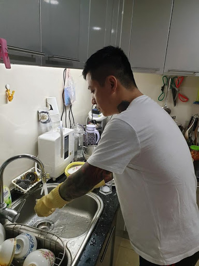 Khác hẳn với hình ảnh trên sân khấu, Tuấn Hưng thường xuyên xắn tay phụ giúp vợ việc nhà