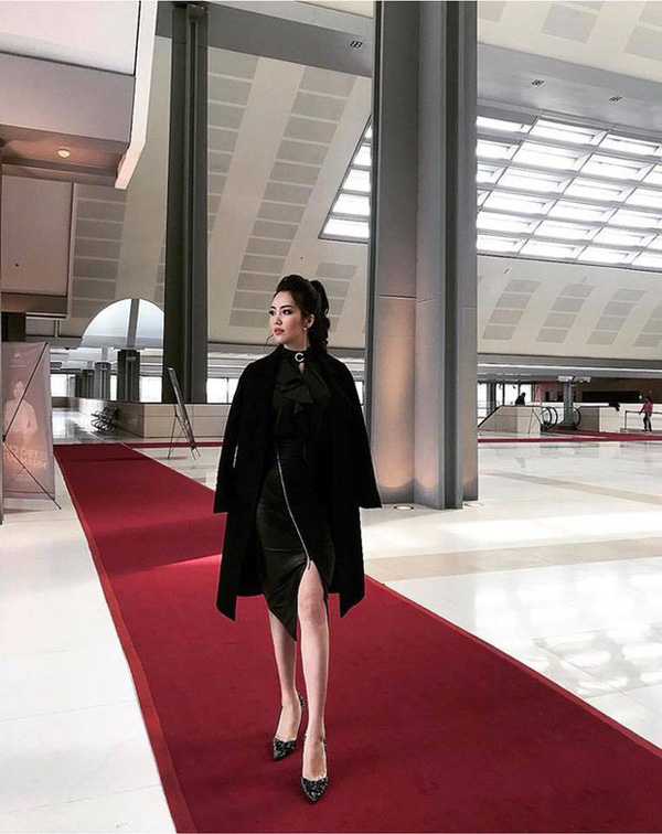 Gu thời trang sành điệu của Á hậu Thụy Vân.