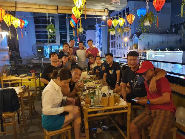 Công Phượng và Viên Minh (trái) trong bữa ăn tối cùng HLV Chung Hae-seong.