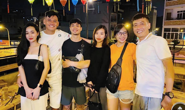 Công Phượng và Viên Minh (giữa) không thể hiện những hành động tình cảm khi đứng cạnh nhau (Ảnh: FB Hiếu Phạm)