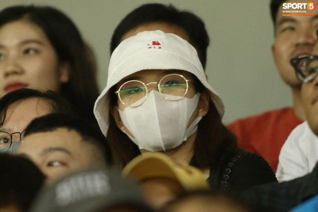 Viên Minh đôi mũ, đeo khẩu trang kín khi đi cổ vũ một trận đấu có Công Phượng ở V.League (Ảnh: Thủ Khúc)