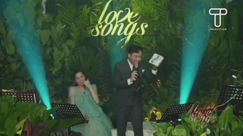 Ở khoanh khắc này, Hồ Ngọc Hà rất tự nhiên khi lấy tay xoa xoa bụng bầu khiến dân tình đặc biệt chú ý.