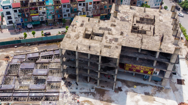 Phần lớn các tòa nhà đều mới chỉ được thi công đến tầng thứ 4-5 rồi dừng lại. Một số tòa chỉ mới xong phần móng.