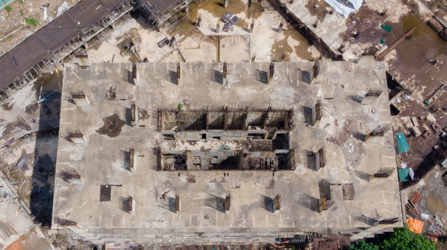 Các trụ thép chỏng chơ, hoen gỉ.