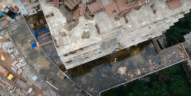 Một dự án từng được chào bán với giá khoảng 24 triệu đồng/m2 cách đây 10 năm đã trở thành những khối nhà hoang, dang dở với nước đọng, rêu bám.