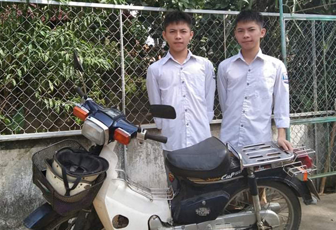 Hai anh em Hoàng bên chiếc xe máy dùng để đi học 3 năm THPT. Ảnh: Nhân vật cung cấp.