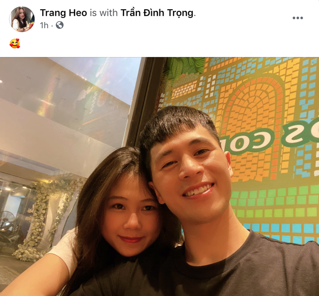 Đình Trọng hạnh phúc bên bạn gái (Ảnh: FBNV)