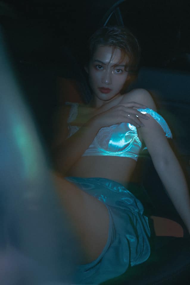 Thời gian gần đây, Khả Ngân xuất hiện với phong cách gợi cảm, trưởng thành hơn rất nhiều. Cô cũng nhận được nhiều lời nhận xét tích cực từ các tiền bối và khán giả.